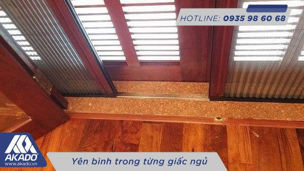 ray dưới cửa xích